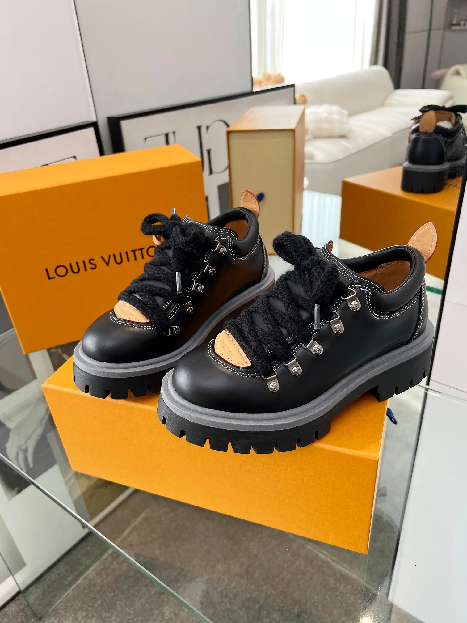 Factory direct sales p640🐘🐘Women's shoes Women's LV new couple's thick-soled hiking shoes, your original custom-made large-soled shoe brand, giving your feet flexibility and freedom, a good pair of shoes to wear all summer. Fabric: top-layer imported calfskin cowhide lining Size: 35-46 Welcome to send pictures to place orders
